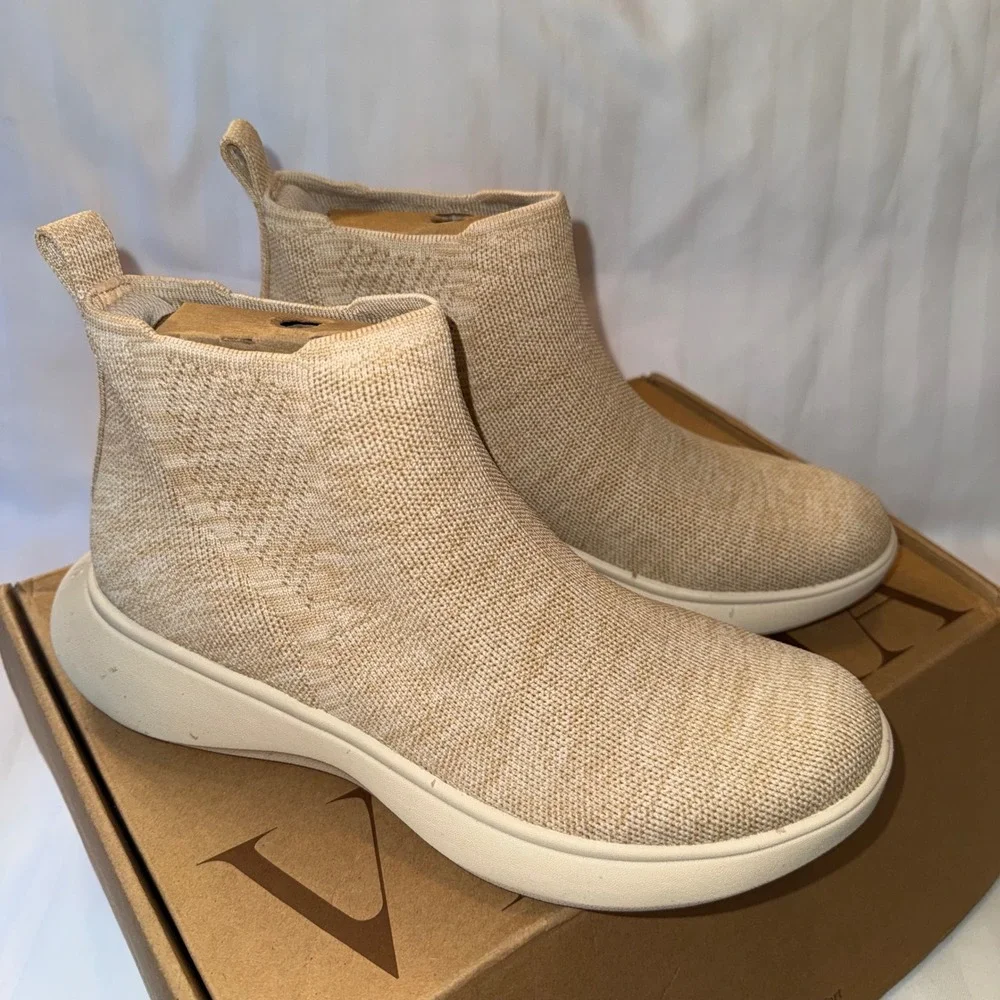VIVAIA Aria Flat Booties Women Beige Knit‎ Water Repellent Chelsea Style Size 9